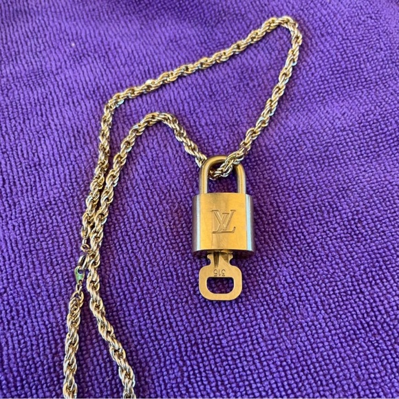 Louis Vuitton Gold Padlock Lock N Key #315 with 18’ Unbranded ROAP Chain - Picture 5 of 13